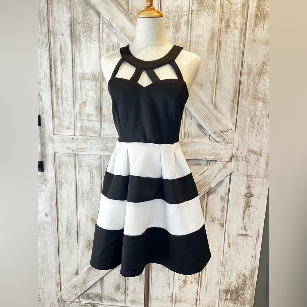 Crystal Doll Black & White sleeveless Skater Mini Dress size‎ 5 juniors